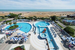 Seasonal outdoor pool, pool umbrellas, pool loungers - Aparthotel Imperial (Bibione)