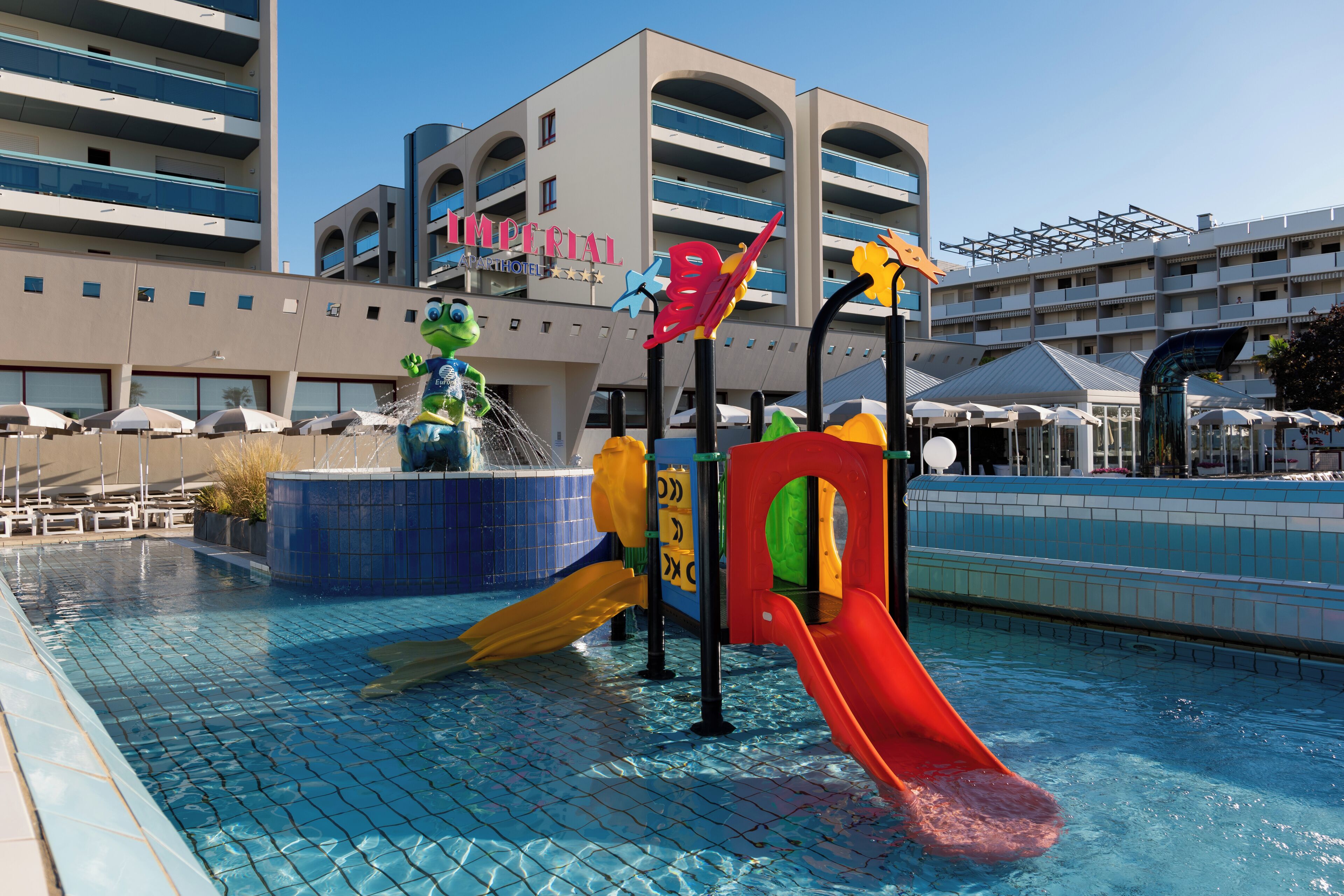 Hồ bơi ngoài trời phục vụ theo mùa, dù/ô trên bãi biển/hồ bơi 