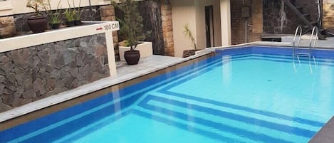 Una piscina al aire libre