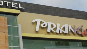 Un cartel de hotel con el nombre 'TORIKANS' y parte del cartel 'HOTEL' visible arriba.