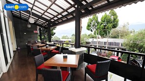 Outdoor dining - The Rizen Hotel (Cisarua)