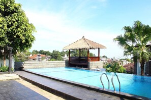 Outdoor pool - The Rizen Hotel (Cisarua)