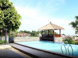 Outdoor pool - The Rizen Hotel (Cisarua)