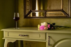 Premium bedding, memory foam beds, in-room safe, individually decorated - Belle Epoque Boutique Villa (Constanta)