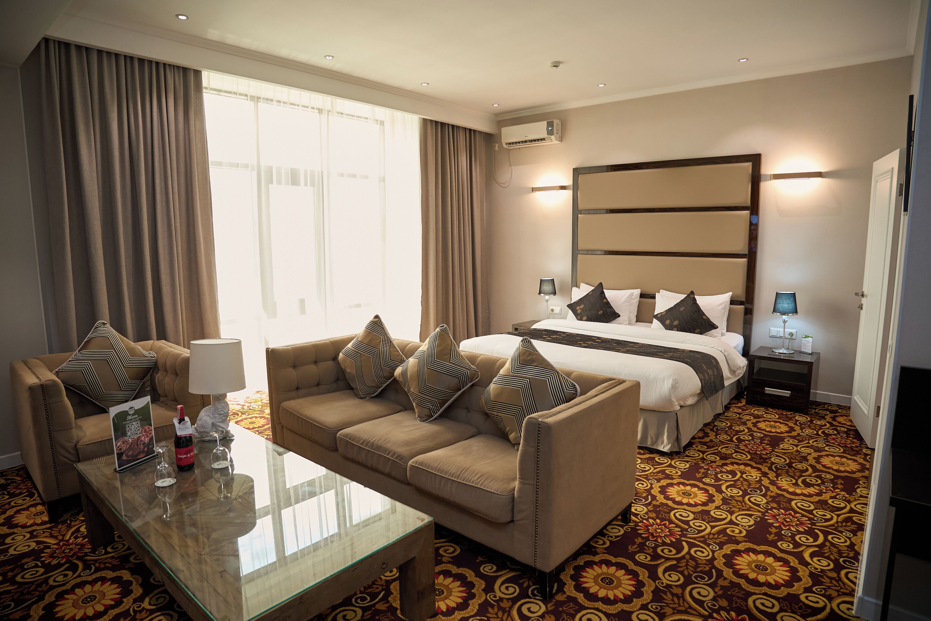 Deluxe Studio Suite, 1 Double Bed, Bathtub | Minibar, in-room safe, soundproofing, rollaway beds