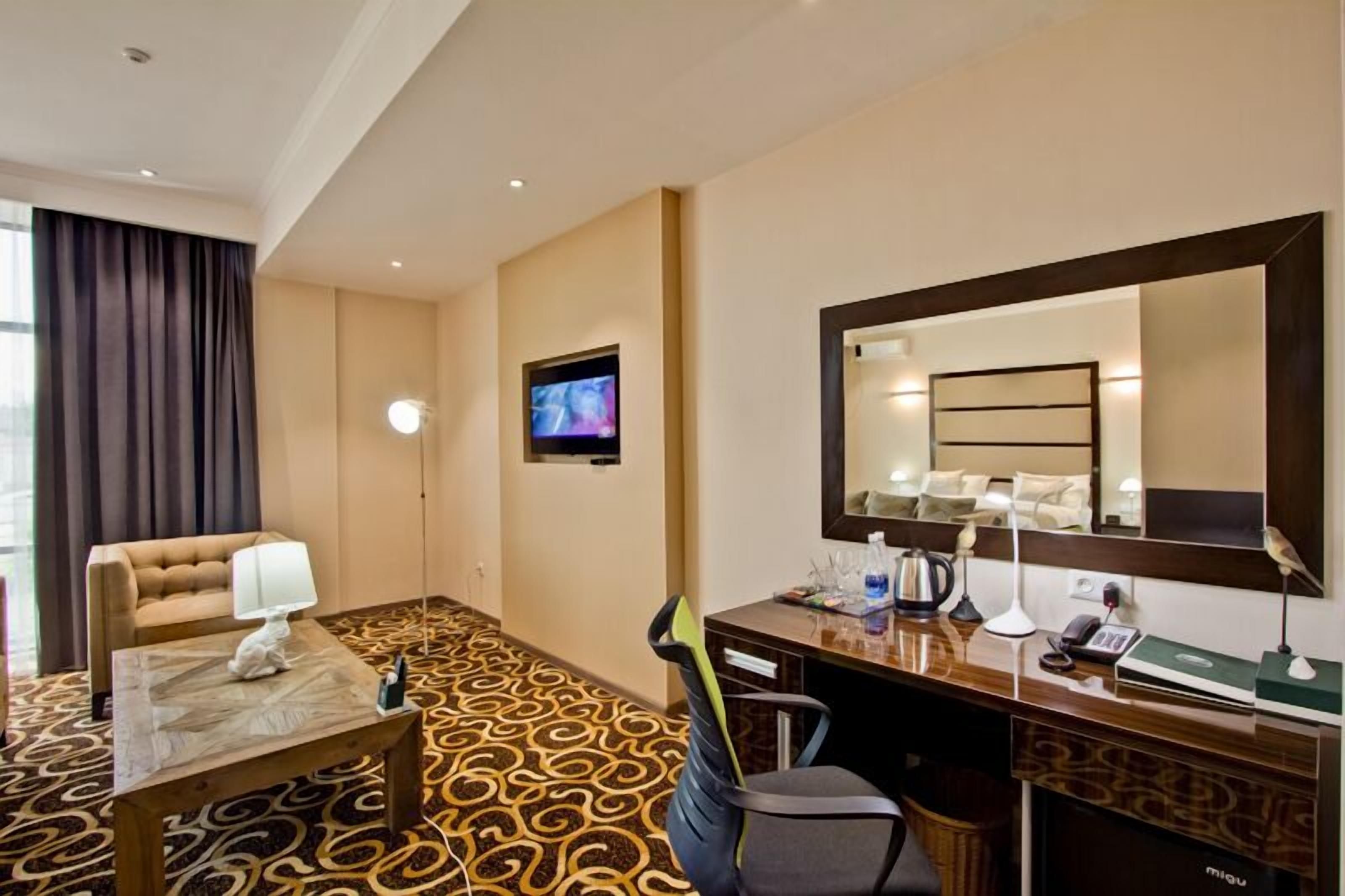 deluxe studio suite, 1 double bed, bathtub | minibar, in-room safe, soundproofing, rollaway beds