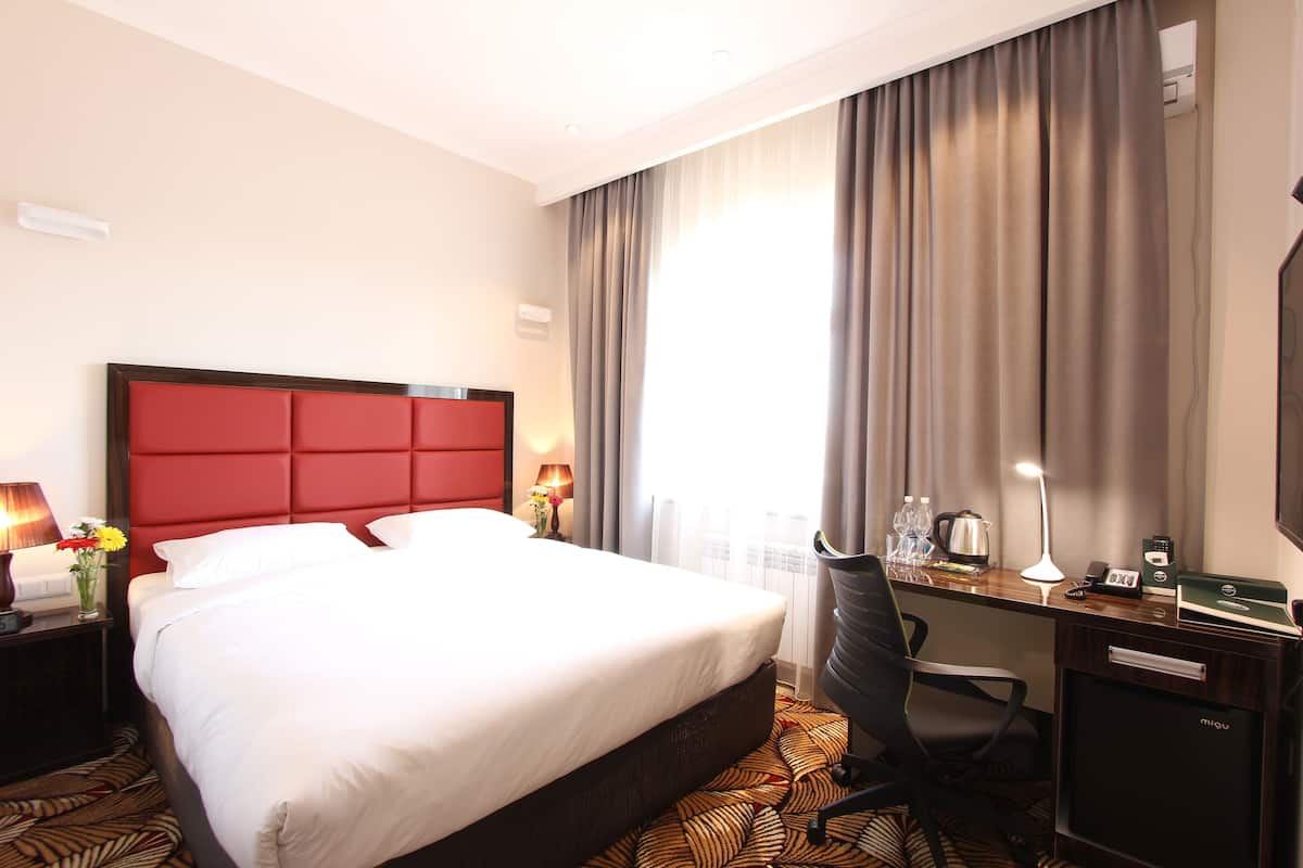 Eenpersoonskamer | Een minibar, een kluis op de kamer, geluiddichte muren, extra bedden