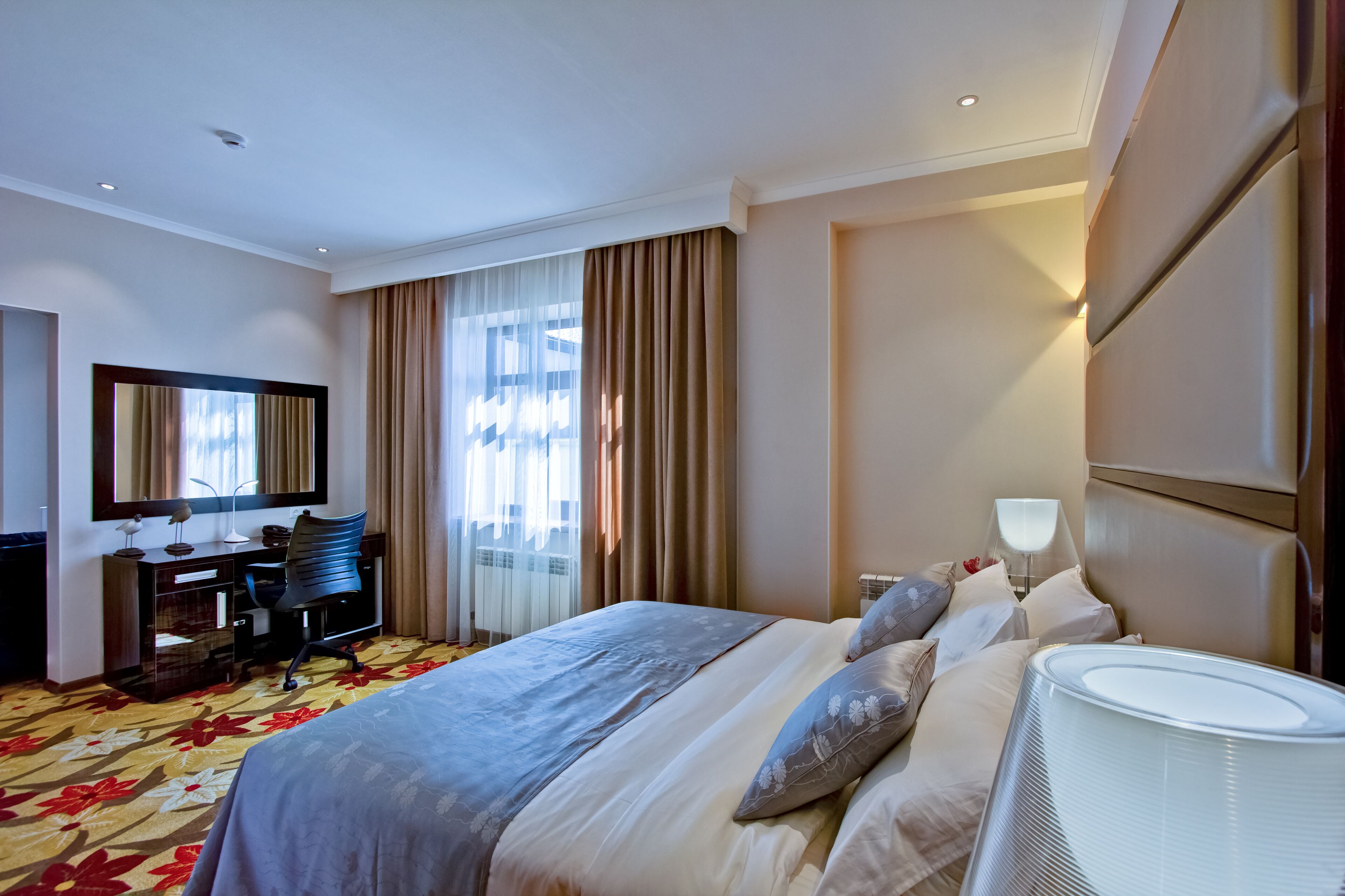 luxury suite, 1 double bed, bathtub | minibar, in-room safe, soundproofing, rollaway beds