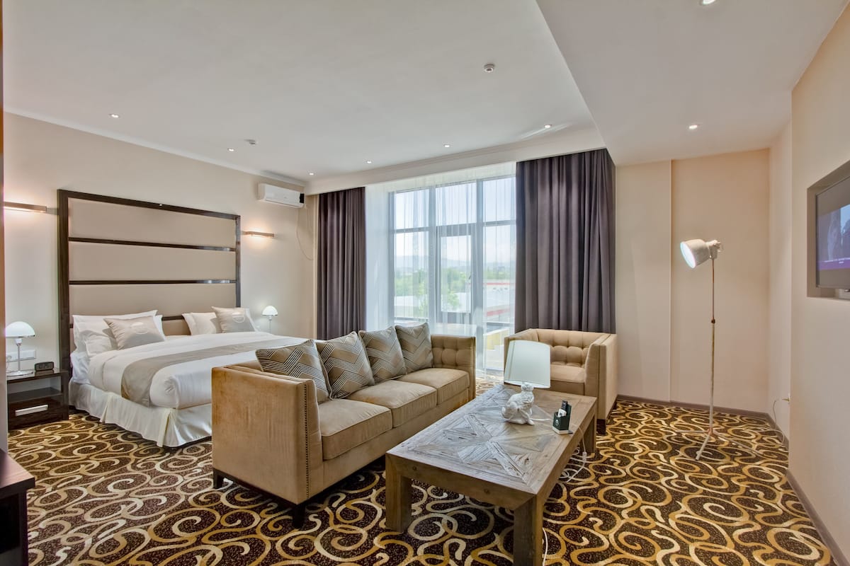Deluxe studio suite, 1 tweepersoonsbed, bad | Een minibar, een kluis op de kamer, geluiddichte muren, extra bedden