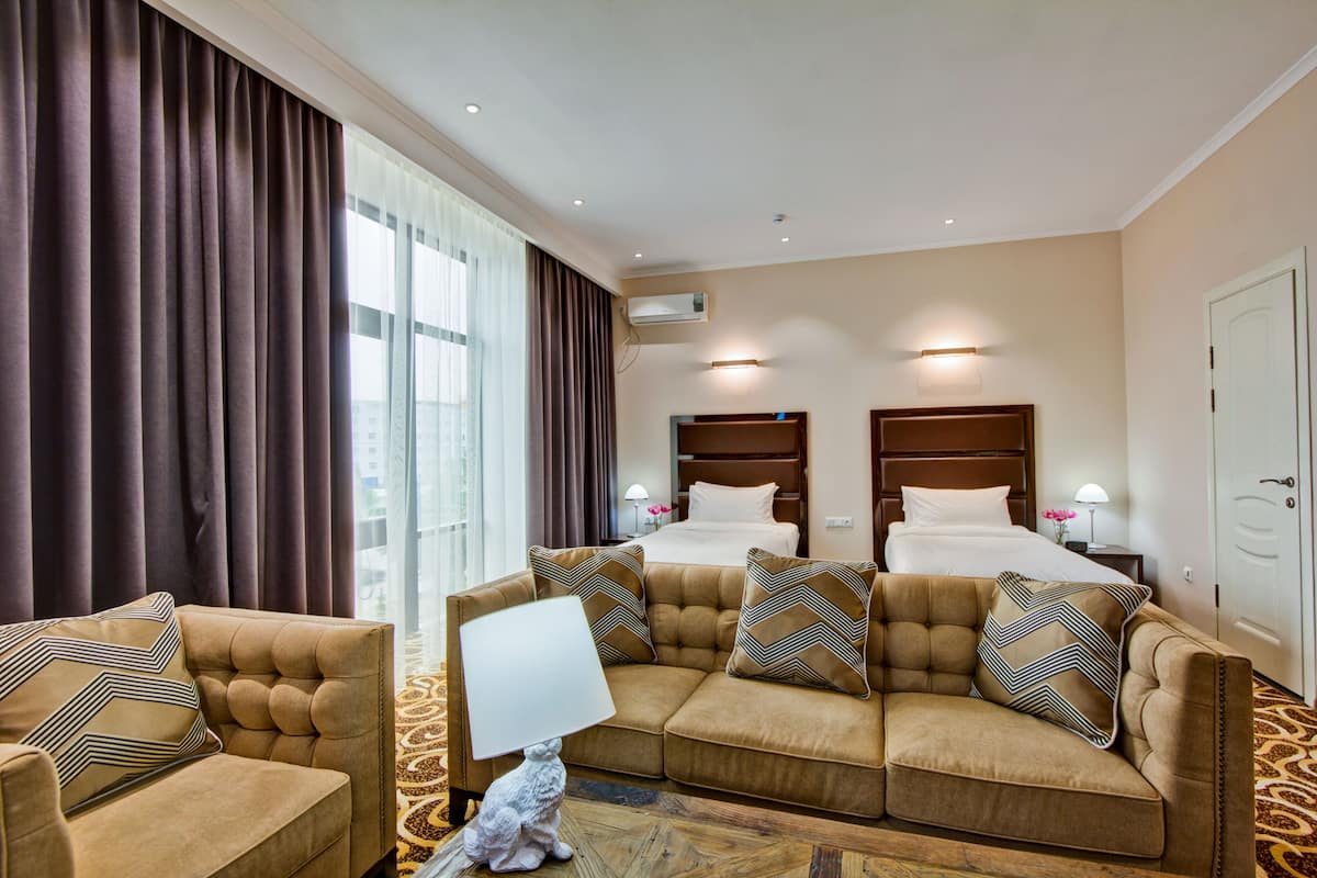 Deluxe Twin kamer, bad | Een minibar, een kluis op de kamer, geluiddichte muren, extra bedden