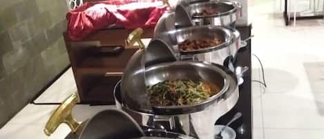 Petit déjeuner buffet (50000 IDR par personne)