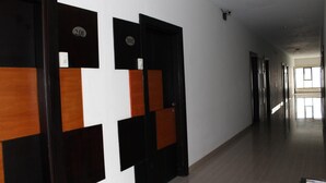 Un pasillo con puertas numeradas 201 y 202, que dan a habitaciones.