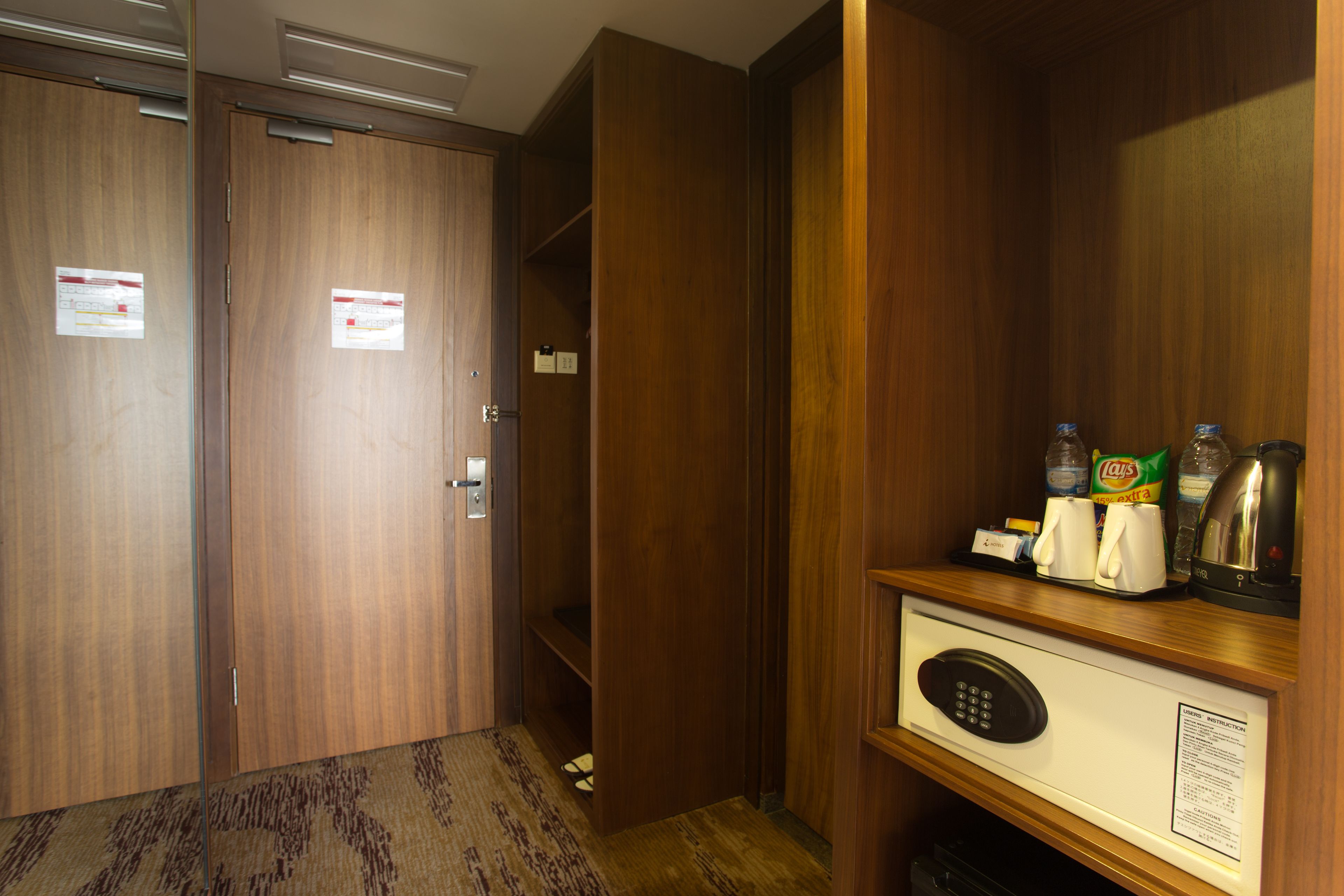 deluxe room, 1 king bed | minibar, in-room safe, desk, blackout curtains