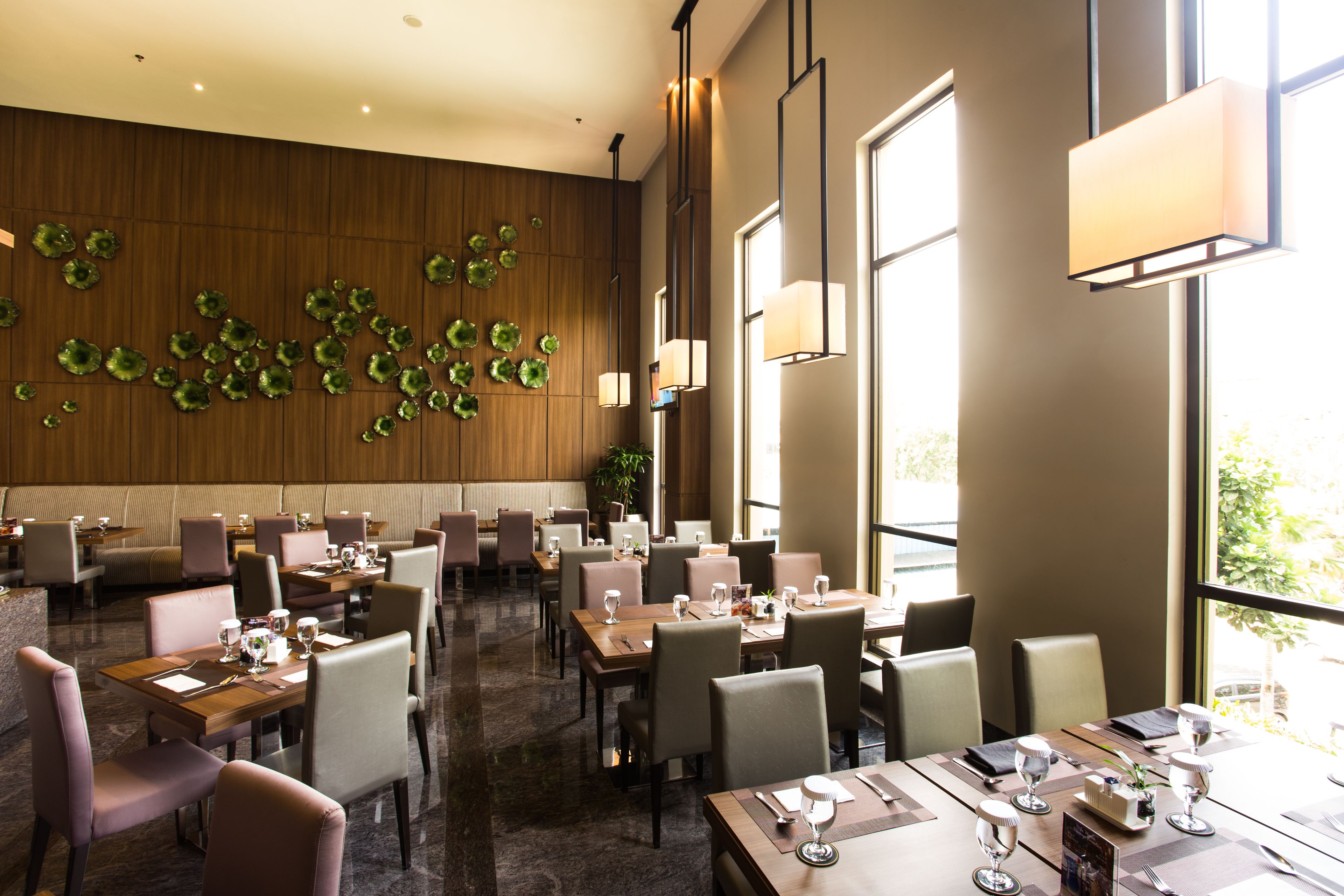 breakfast, lunch, dinner served; international cuisine