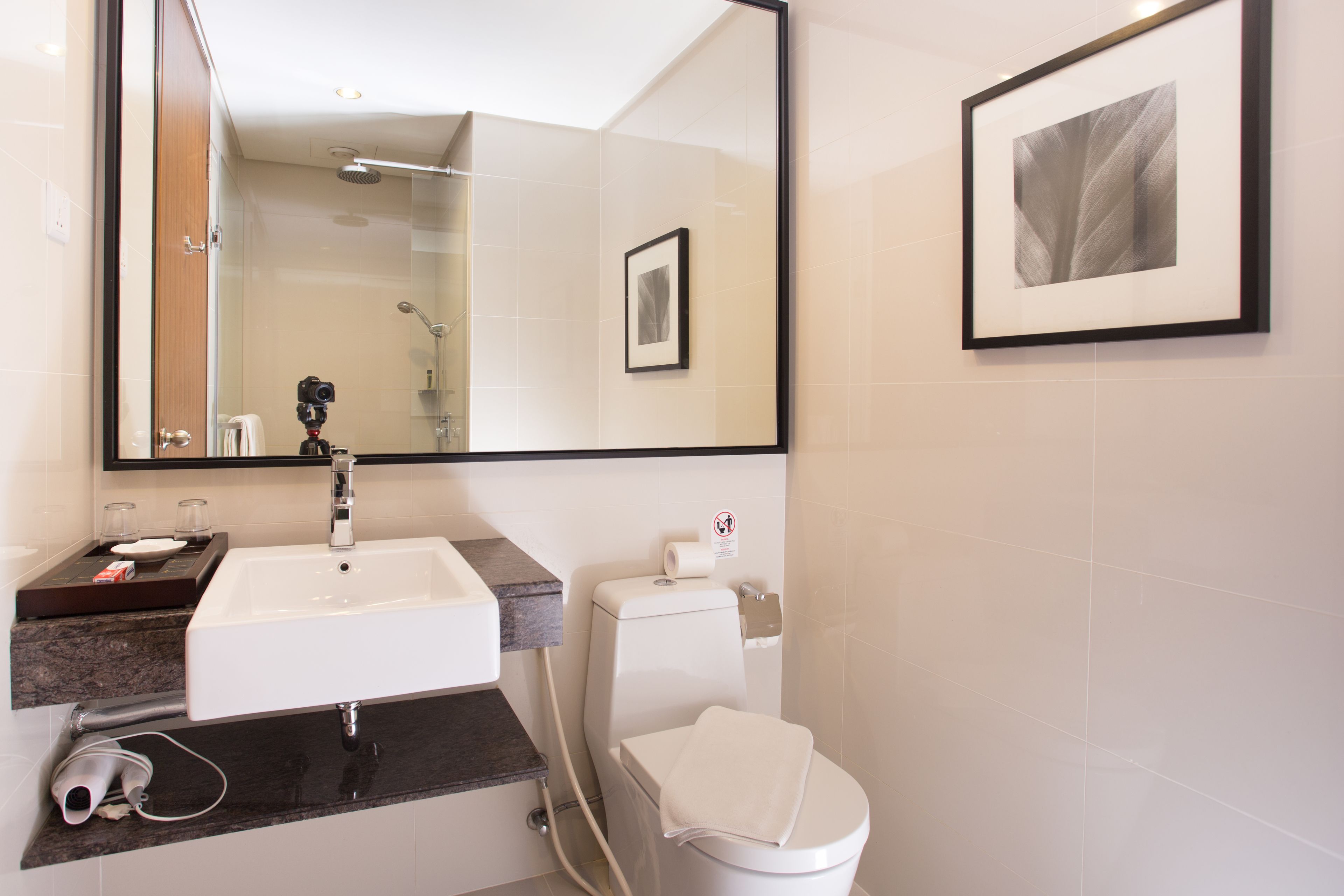 superior room | bathroom | free toiletries, towels