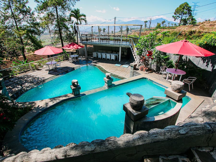 Piscina externa, espreguiçadeiras