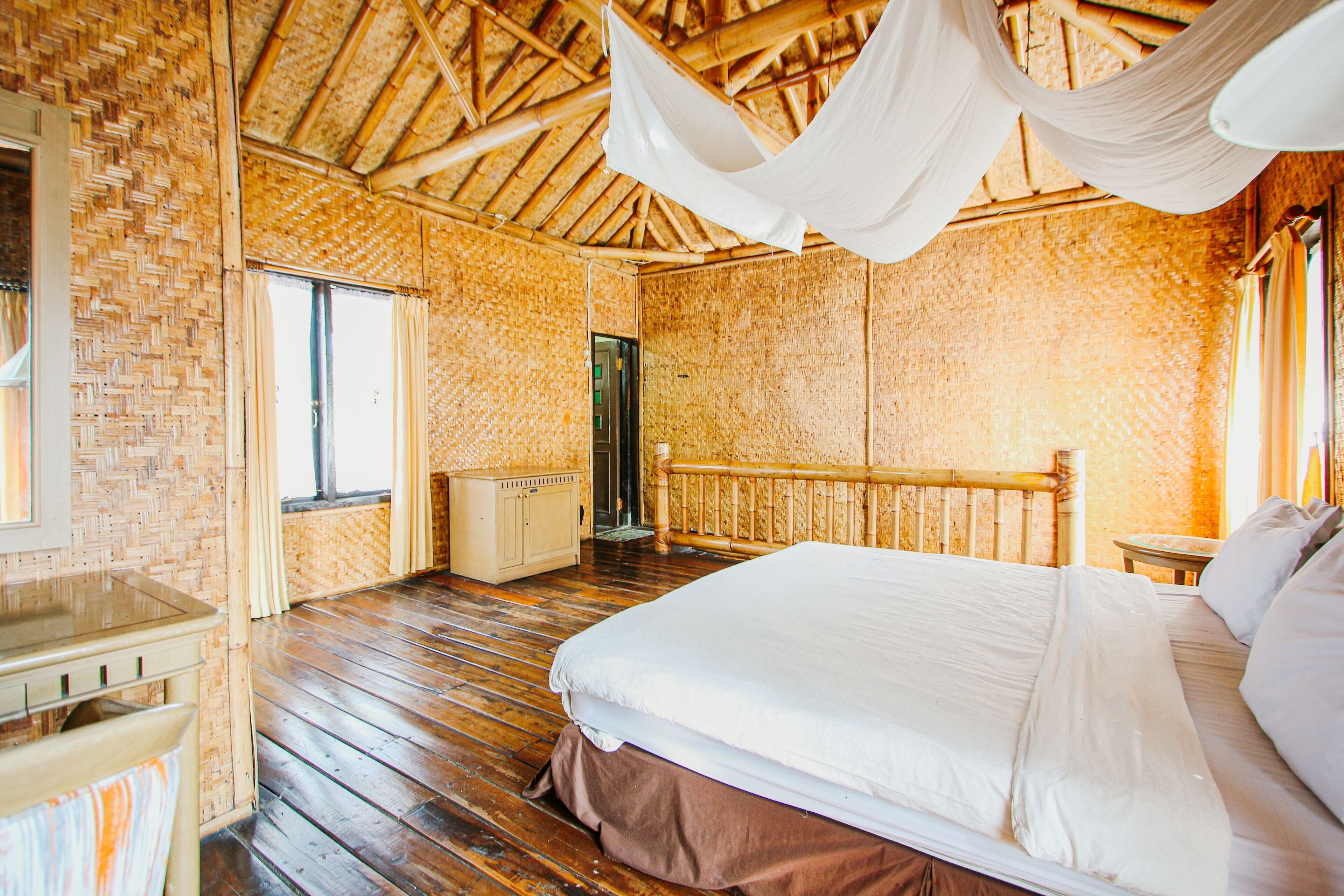 مكتب ومساحة عمل للكمبيوتر المحمول وواي فاي مجانًا