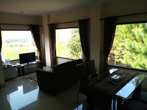 Family Suite, 2 Bedrooms, Non Smoking | Living room