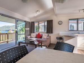 Tikitapu View Deluxe Room | Iron/ironing board, WiFi, bed sheets - Blue Lake Top 10 Holiday Park (Rotorua)