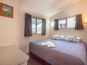 Tabla de planchar con plancha, wifi y ropa de cama