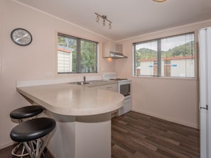Private kitchen - Blue Lake Top 10 Holiday Park (Rotorua)
