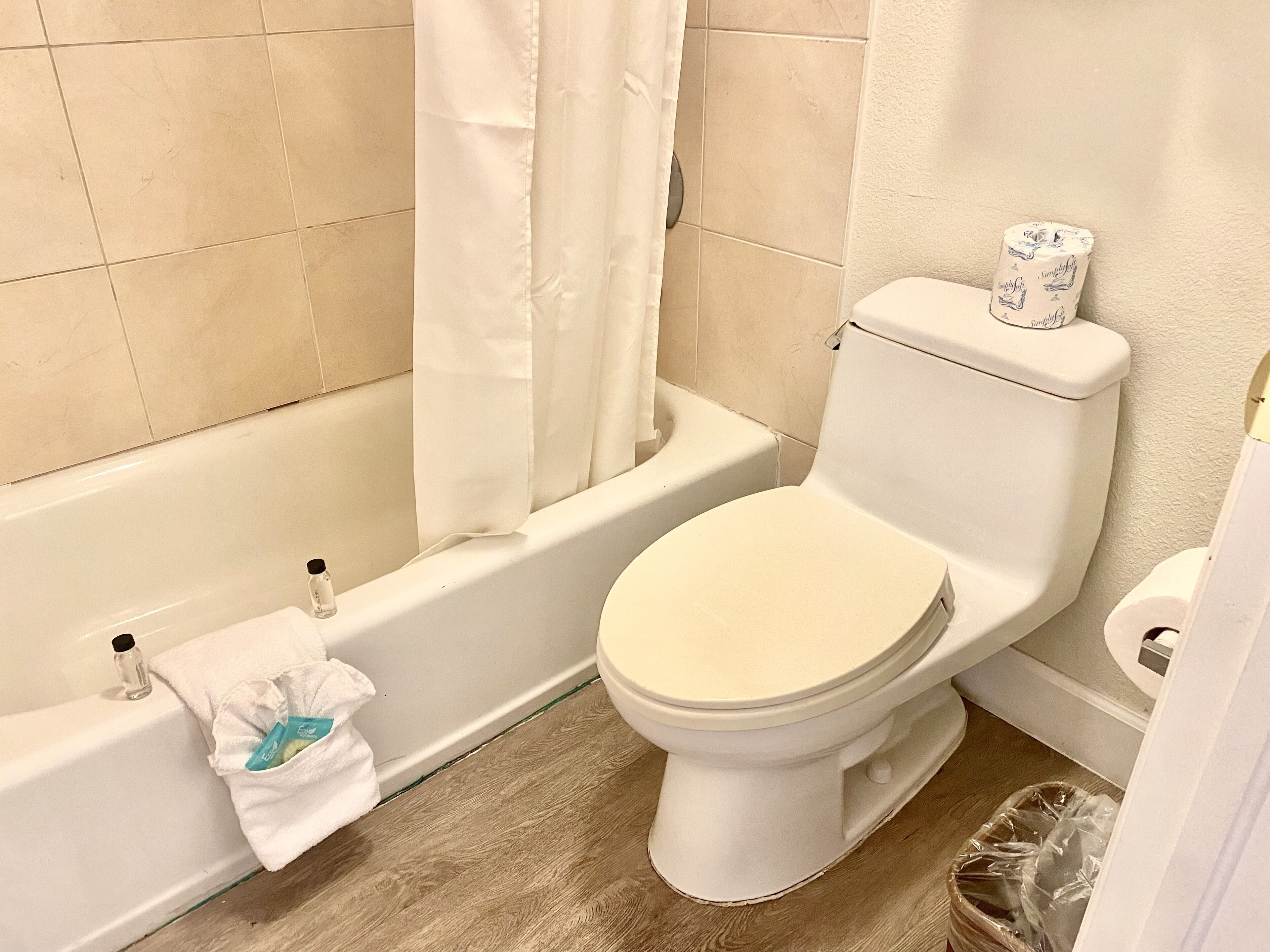 Ein Badezimmer mit Toilette, Badewanne und Duschvorhang.