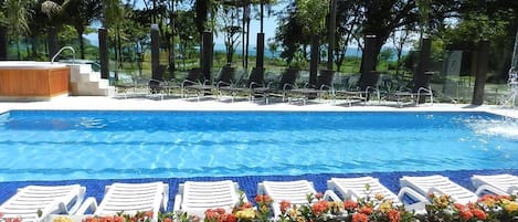 Una piscina al aire libre