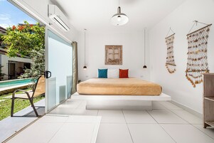 Deluxe Suite | Egyptian cotton sheets, premium bedding, in-room safe