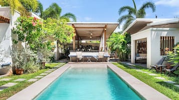 Außenpool, geöffnet von 08:00 Uhr bis 20:00 Uhr, Liegestühle