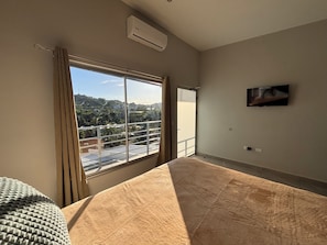 1 bedroom, Egyptian cotton sheets, premium bedding, in-room safe
