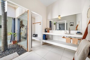 Premium-Zimmer | Badezimmer | Komfortbadewanne, kostenlose Toilettenartikel, Haartrockner, Handtücher