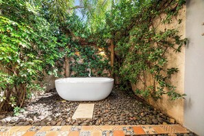 Deluxe Suite | Bathroom | Deep-soaking bathtub, free toiletries, hair dryer, towels - La Ramona Charming Hotel (Tamarindo)