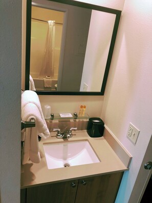 Combined shower/tub, hair dryer, towels, soap - Aspen Suites Hotel Anchorage North (Anchorage)