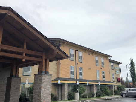 Front of property. Aspen Suites Hotel Anchorage North