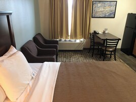 Escritorio, cortinas blackout, wifi gratis y ropa de cama 