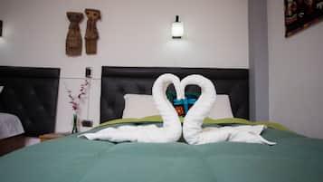 Familie driepersoonskamer | Een bureau, gratis wifi, beddengoed