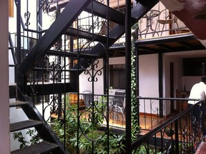 共用宿舍, 僅限男士, 共用浴室 | 門廊