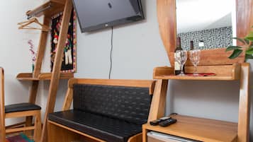 Suite, Jetted Tub | Desk, free WiFi, bed sheets
