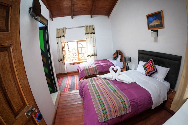 Family Triple Room | Desk, WiFi (free), bed sheets