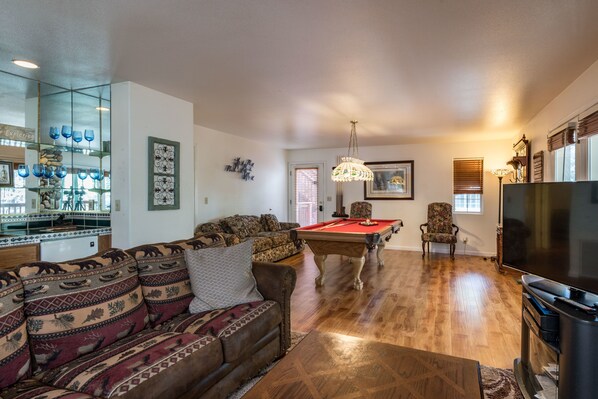 Flat-screen TV, fireplace, DVD player