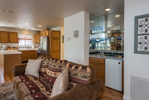 Televisión de pantalla plana, chimenea, reproductor de DVD