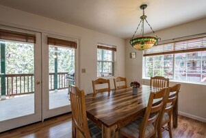 Televisión de pantalla plana, chimenea, reproductor de DVD