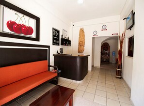 Lobby sitting area - Posada Santa Clara (Santa María Huatulco)