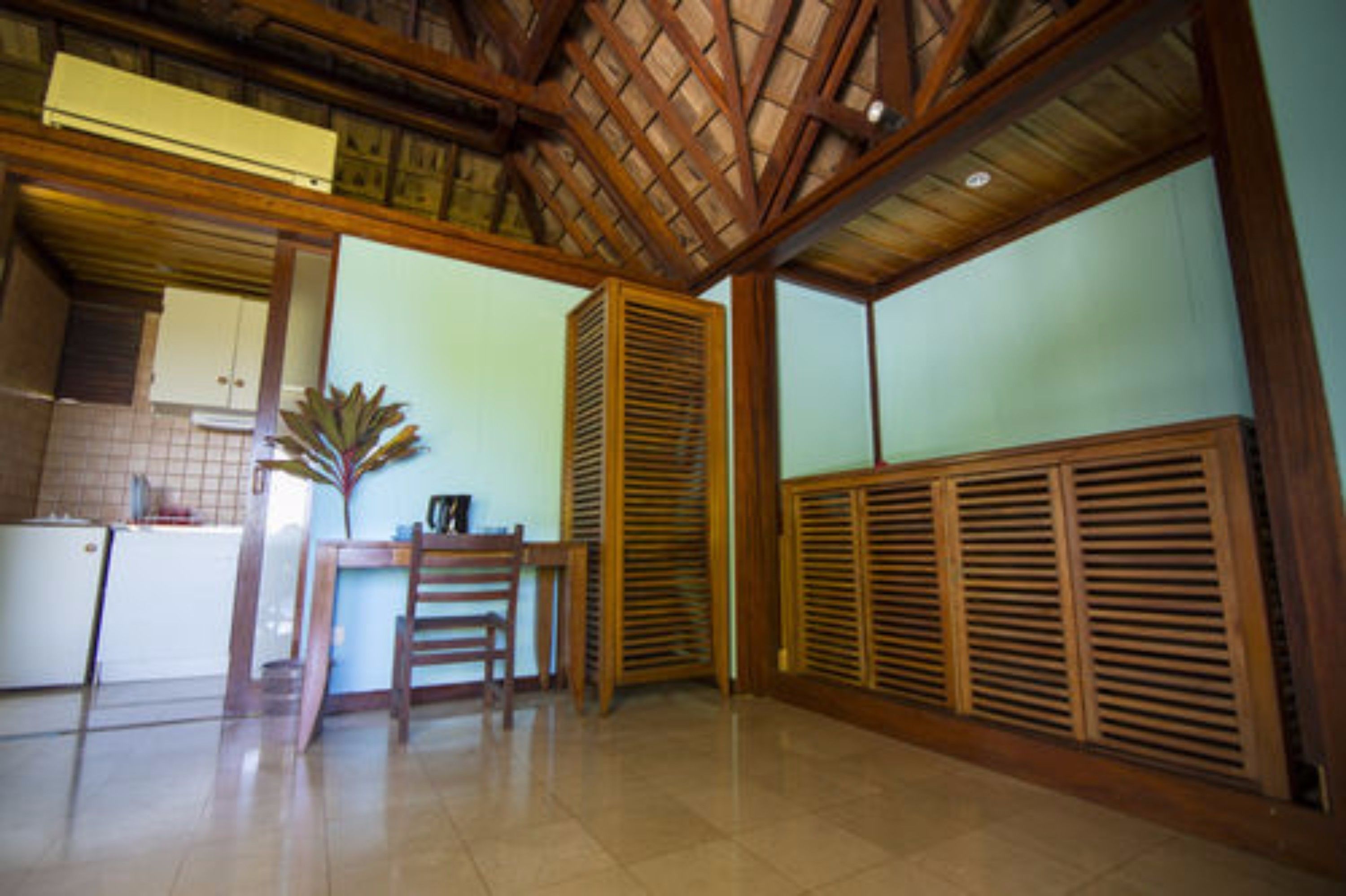 deluxe bungalow, ensuite, garden view | desk, iron/ironing board, free cots/infant beds, free rollaway beds