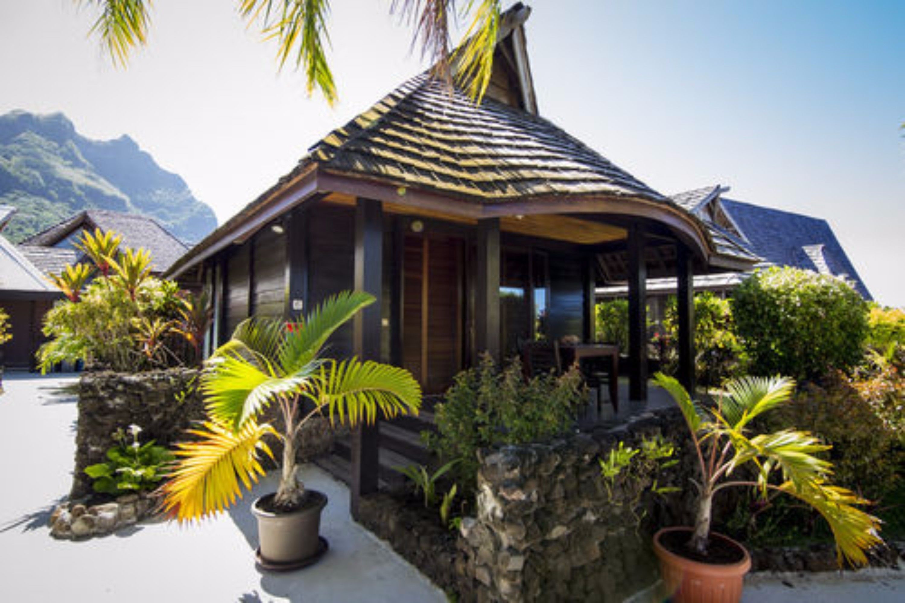 deluxe bungalow, ensuite, garden view | desk, iron/ironing board, free cots/infant beds, free rollaway beds