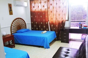 A room with a bed, a desk, a chair, and a window. - Sweet Sand Hostel (Isla de San Andres)