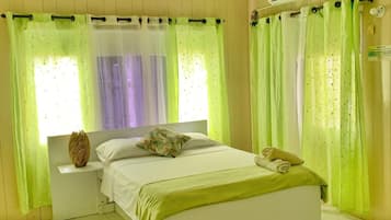 Caja de seguridad en la habitación y tabla de planchar con plancha