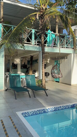 Una piscina al aire libre