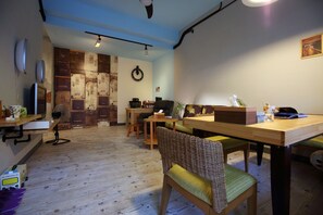 Lobby sitting area - Ttdropin B&B (Taitung)