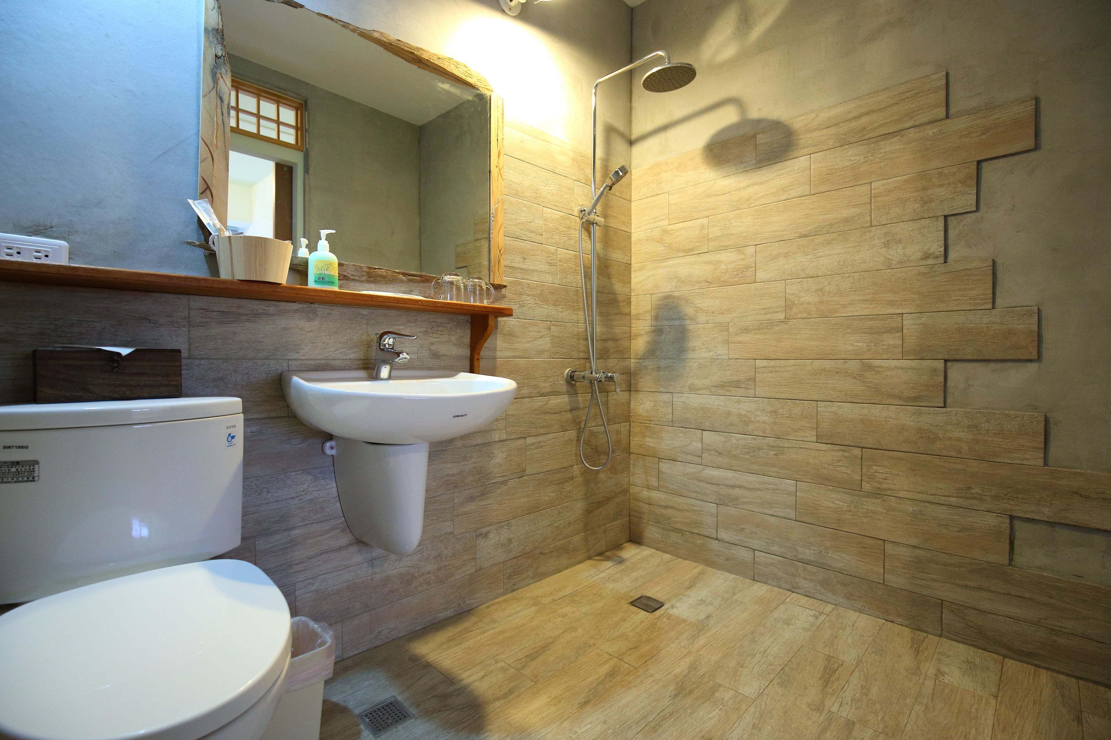 Double Room, 1 King Bed | Bathroom | Shower, free toiletries, hair dryer, slippers